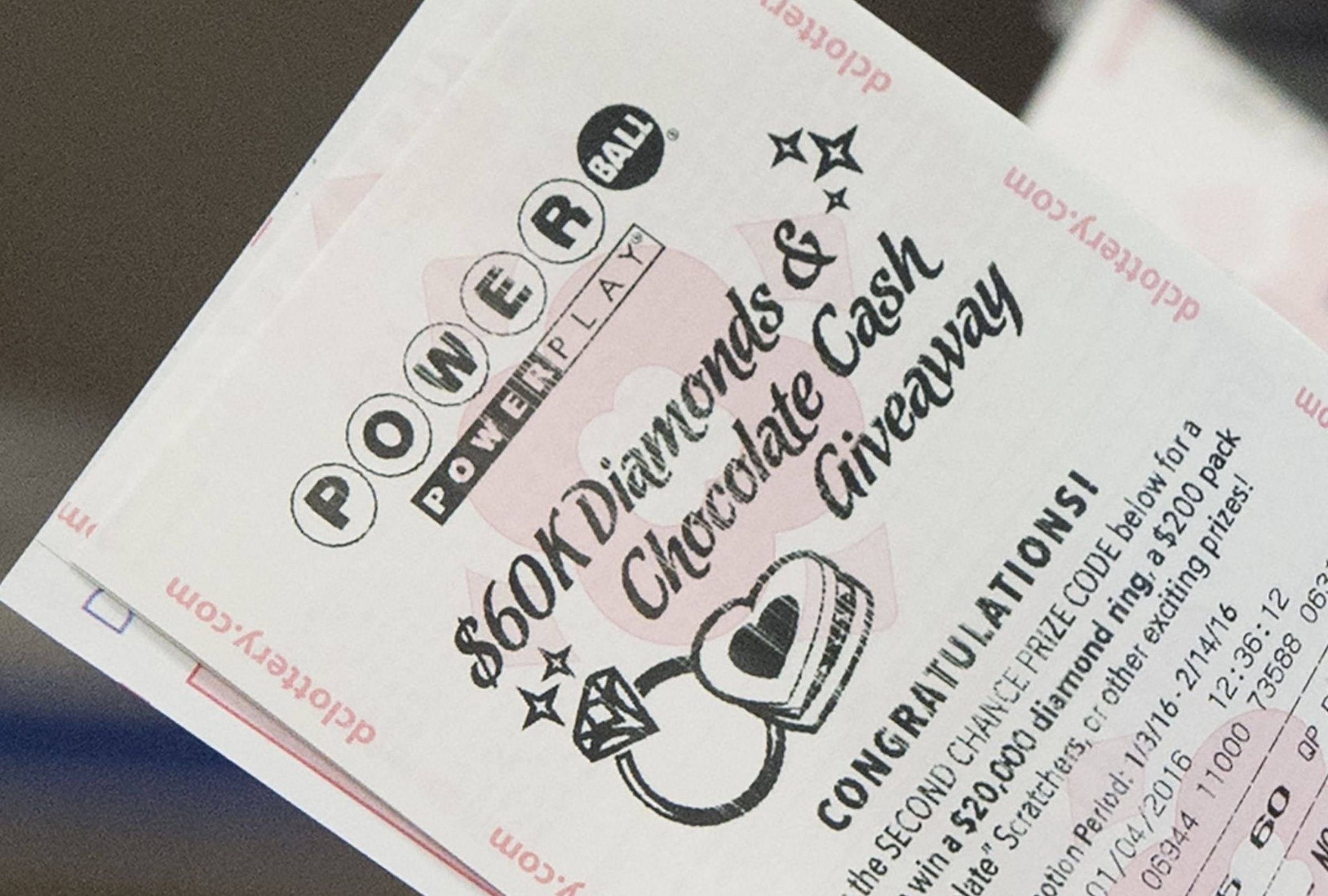 En esta nota conocerás los resultados del sorteo del Powerball del lunes 8 de diciembre y descubrir si alguien se quedó con el premio mayor. (Foto: SAUL LOEB / AFP)