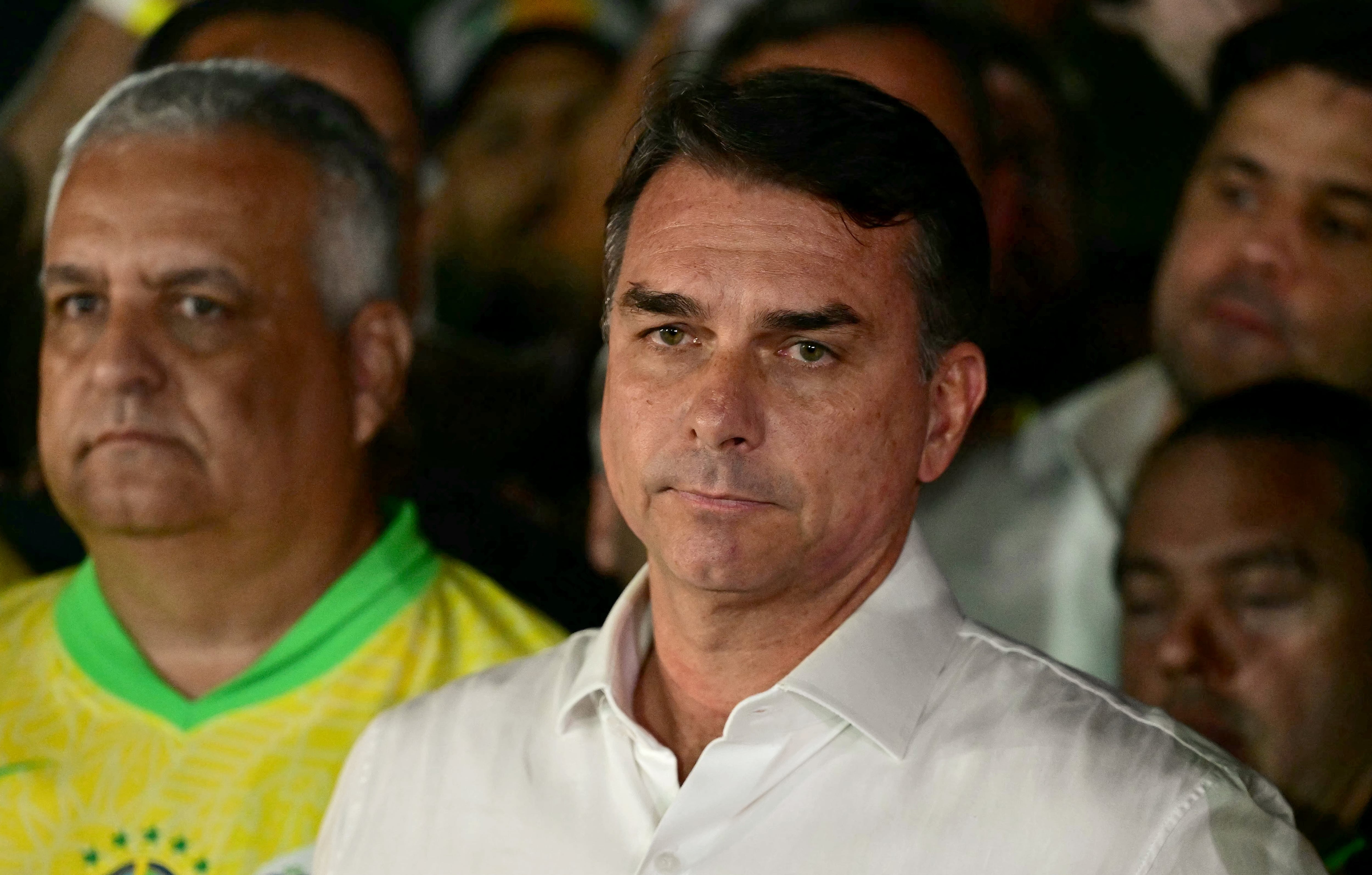 Flavio Bolsonaro se autoproclama "verdadero presidente electo" de Brasil tras fugar a Estados Unidos