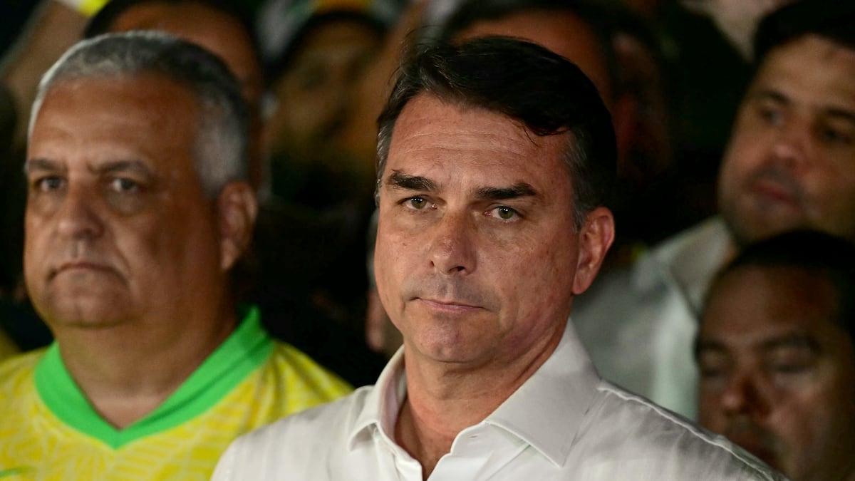 Flavio Bolsonaro se autoproclama “verdadero presidente electo” de Brasil tras fugar a Estados Unidos