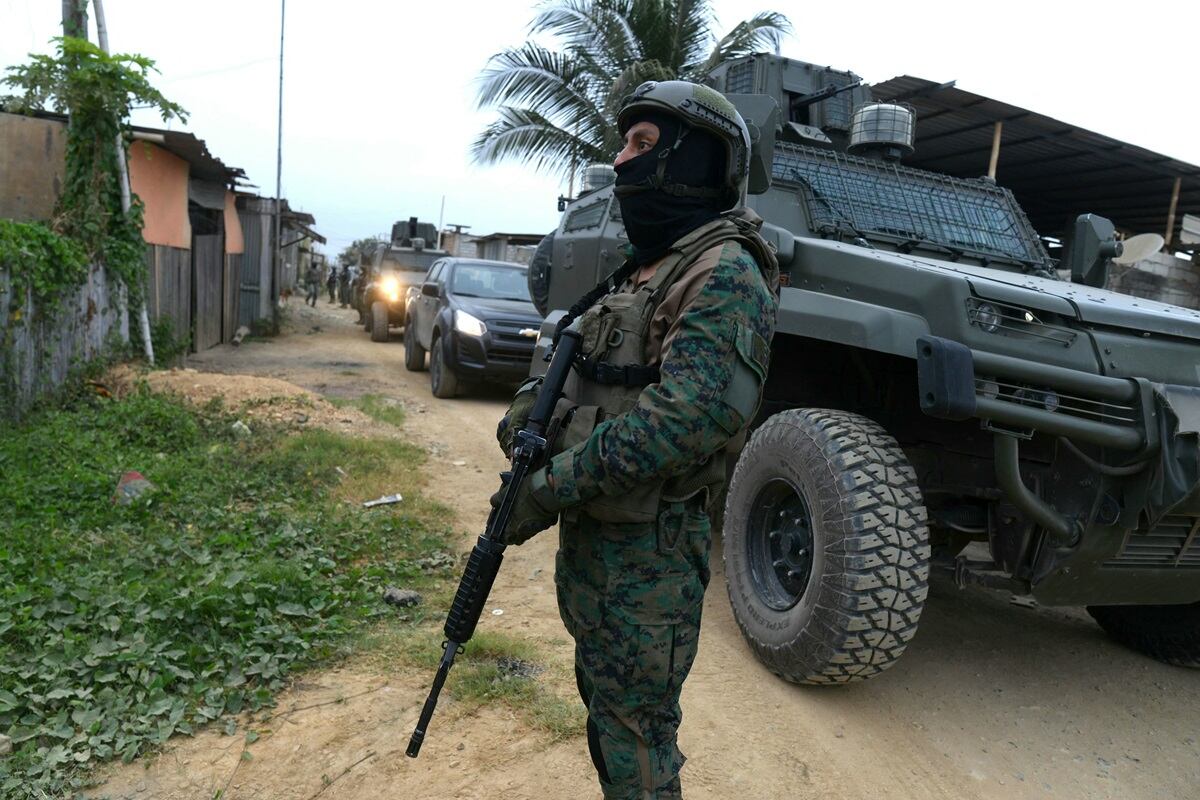 Personal de las fuerzas de seguridad participa en una operación conjunta entre la policía nacional y las fuerzas armadas en el barrio "Una Sola Fuerza" en Durán, Ecuador, el 16 de octubre de 2024. (Foto de Gerardo MENOSCAL / AFP)