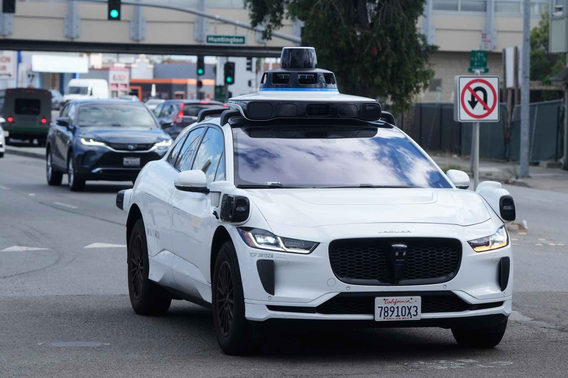 Un vehículo de Waymo transita por San Bruno, California, el 30 de septiembre de 2025. (Foto AP/Jeff Chiu, Archivo)
