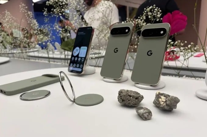 Teléfonos Pixel 11 de Google y un cargador inalámbrico PixelSnap durante una presentación previa de sus nuevos productos este martes, en Nueva York (EE.UU.).EFE/Sarah Yáñez-Richards