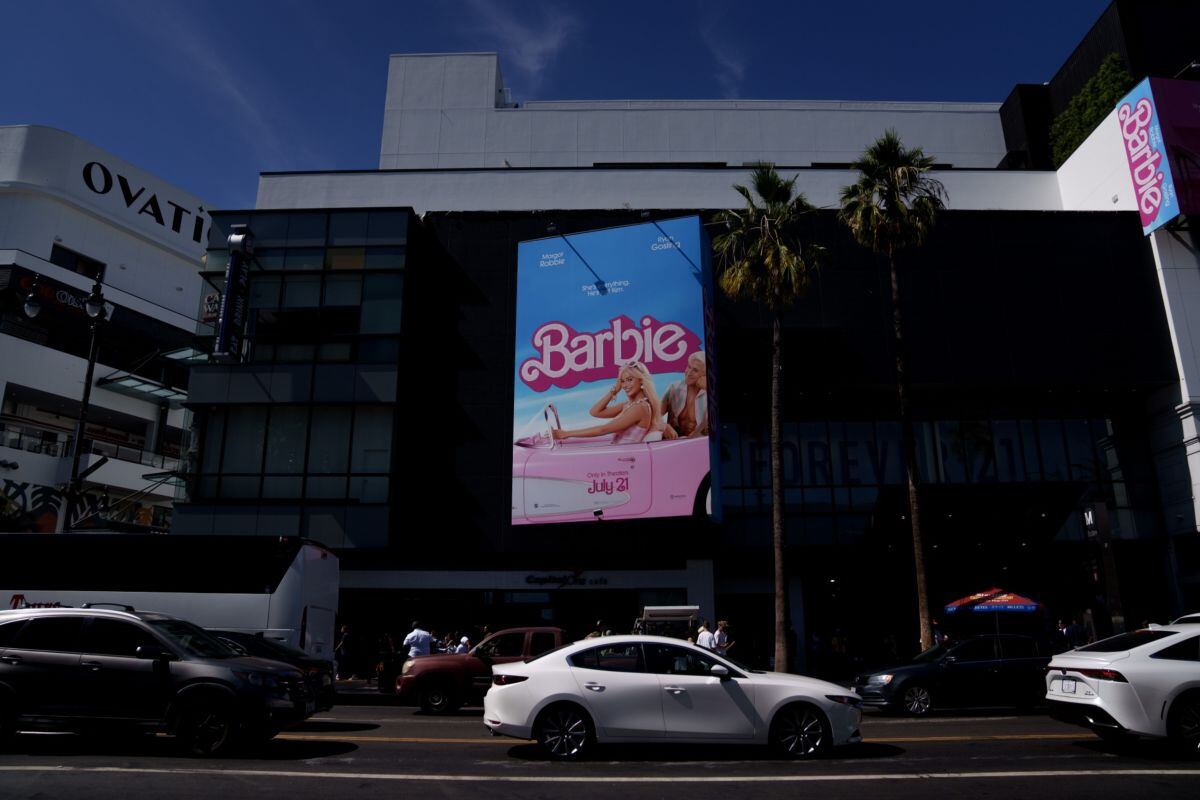 Un cartel de la película "Barbie" en Hollywood Boulevard, cerca de los cines chinos TCL en Los Ángeles, California, EE.UU., el viernes 21 de julio de 2023. Fotógrafo: Eric Thayer/Bloomberg