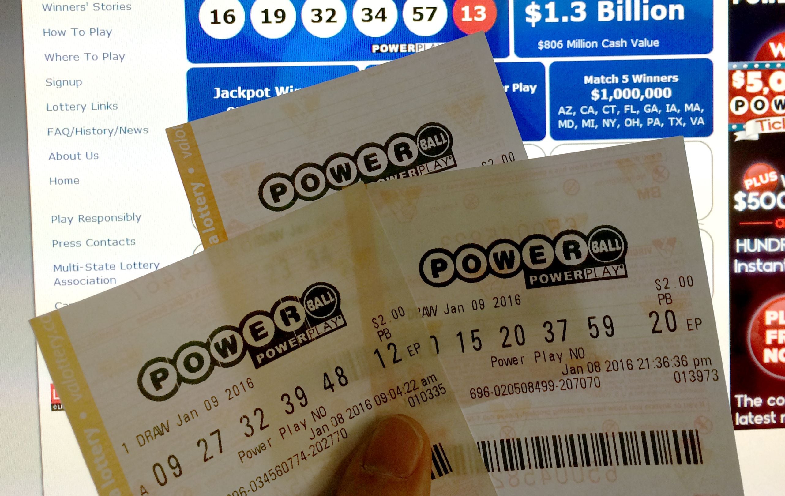 Por lo general, los participantes del Powerball pueden reclamar un premio de hasta $600 en cualquier lotería autorizada de la jurisdicción donde compraron el boleto. (Foto: KAREN BLEIER / AFP)