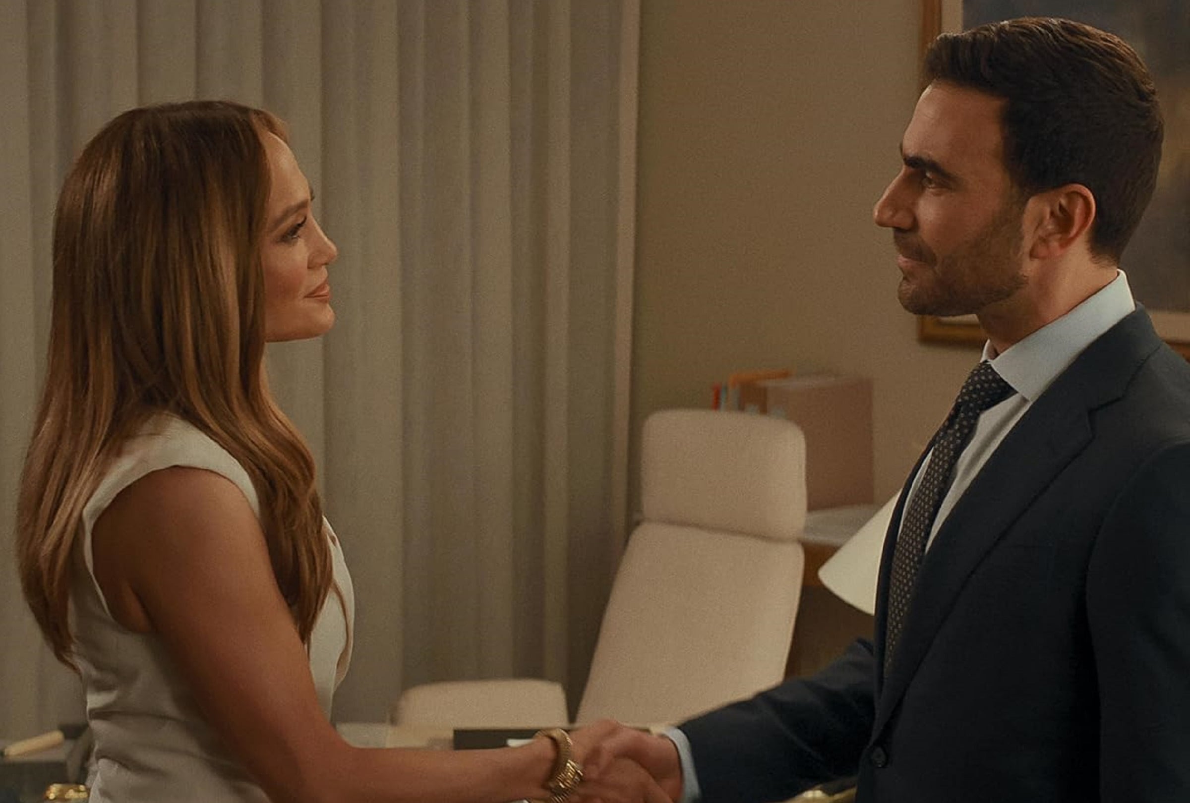 Jennifer Lopez y Brett Goldstein son los protagonistas de la comedia romántica "Turbulencia en la oficina", que se estrena el 5 de junio (Foto: Netflix)