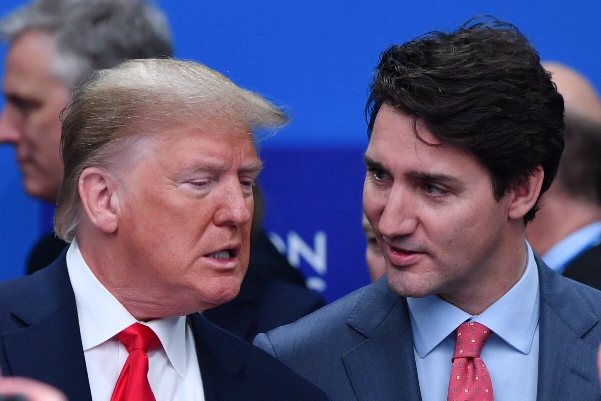 El presidente estadounidense Donald Trump conversa con el primer ministro de Canadá, Justin Trudeau, en el hotel Grove en Watford, al noreste de Londres, el 4 de diciembre de 2019. (Foto de Nicholas Kamm / AFP)