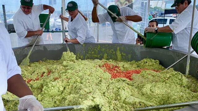 Con palta peruana logran récord del tazón de guacamole más grande del mundo 