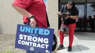 Huelga en tres fábricas de autos amenaza economía de EE.UU.