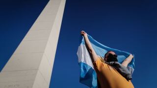 Sin abrazos por la pandemia, agoniza el tango en Argentina
