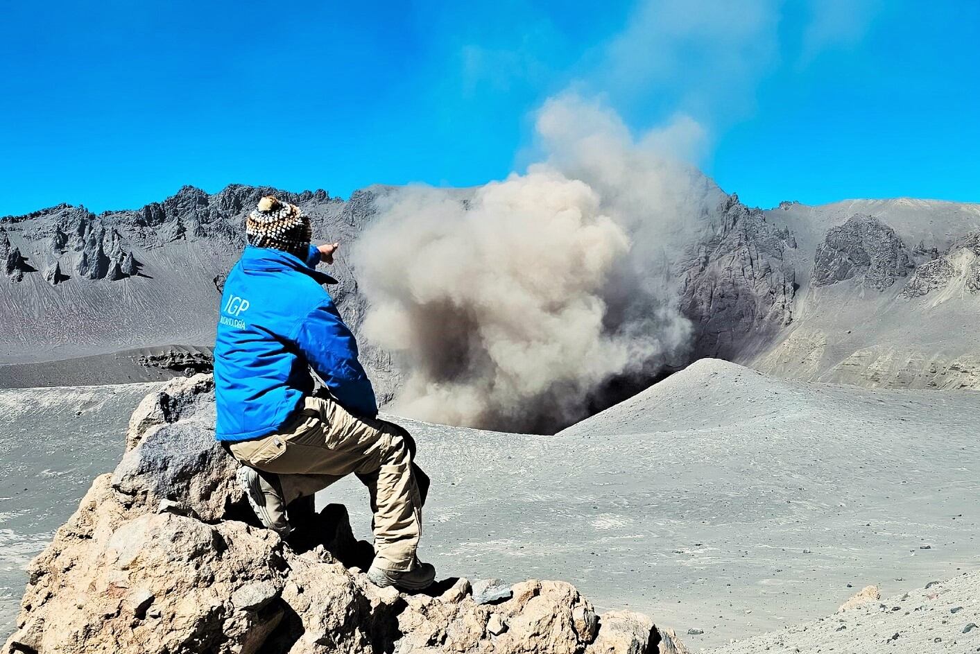 Desde el día 26 de junio se detecta anomalías térmicas sobre el cráter del volcán Ubinas y la actividad sísmica vinculada a las emisiones de ceniza se ha incrementado en las últimas horas. Foto: IGP.