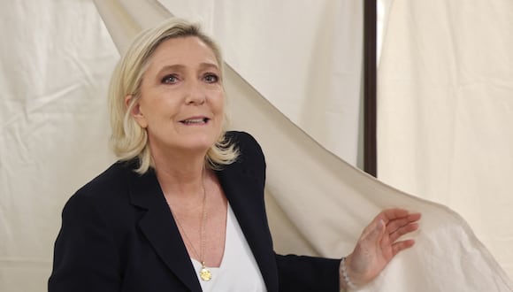 La lideresa del partido de extrema derecha Agrupación Nacional, Marine Le Pen, sale de una cabina después de votar en la primera vuelta de las elecciones parlamentarias en Francia. (FRANCOIS LO PRESTI / AFP).