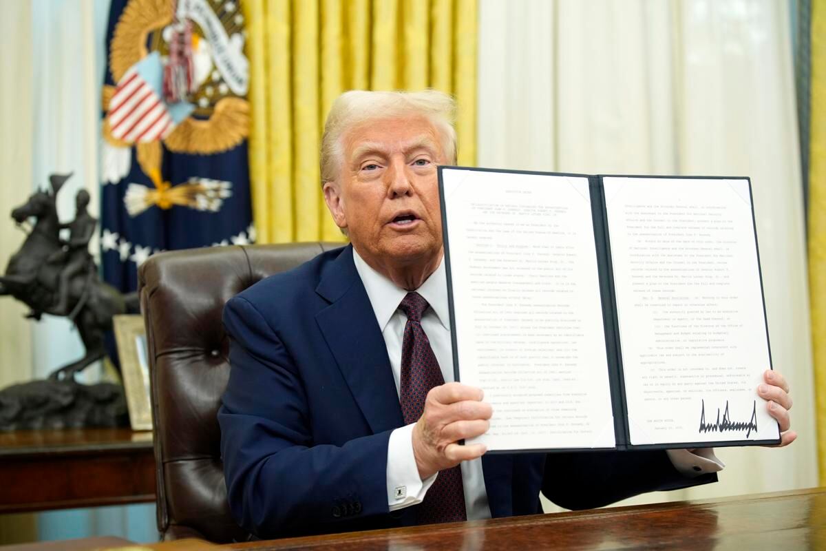 El presidente de Estados Unidos, Donald Trump, firma órdenes ejecutivas en la Oficina Oval de la Casa Blanca en Washington, DC, EE.UU., el 23 de enero de 2025. (Foto de EFE/EPA/YURI GRIPAS)