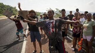 Afectados por huracán Otis marchan hacia la capital mexicana para exigir más recursos