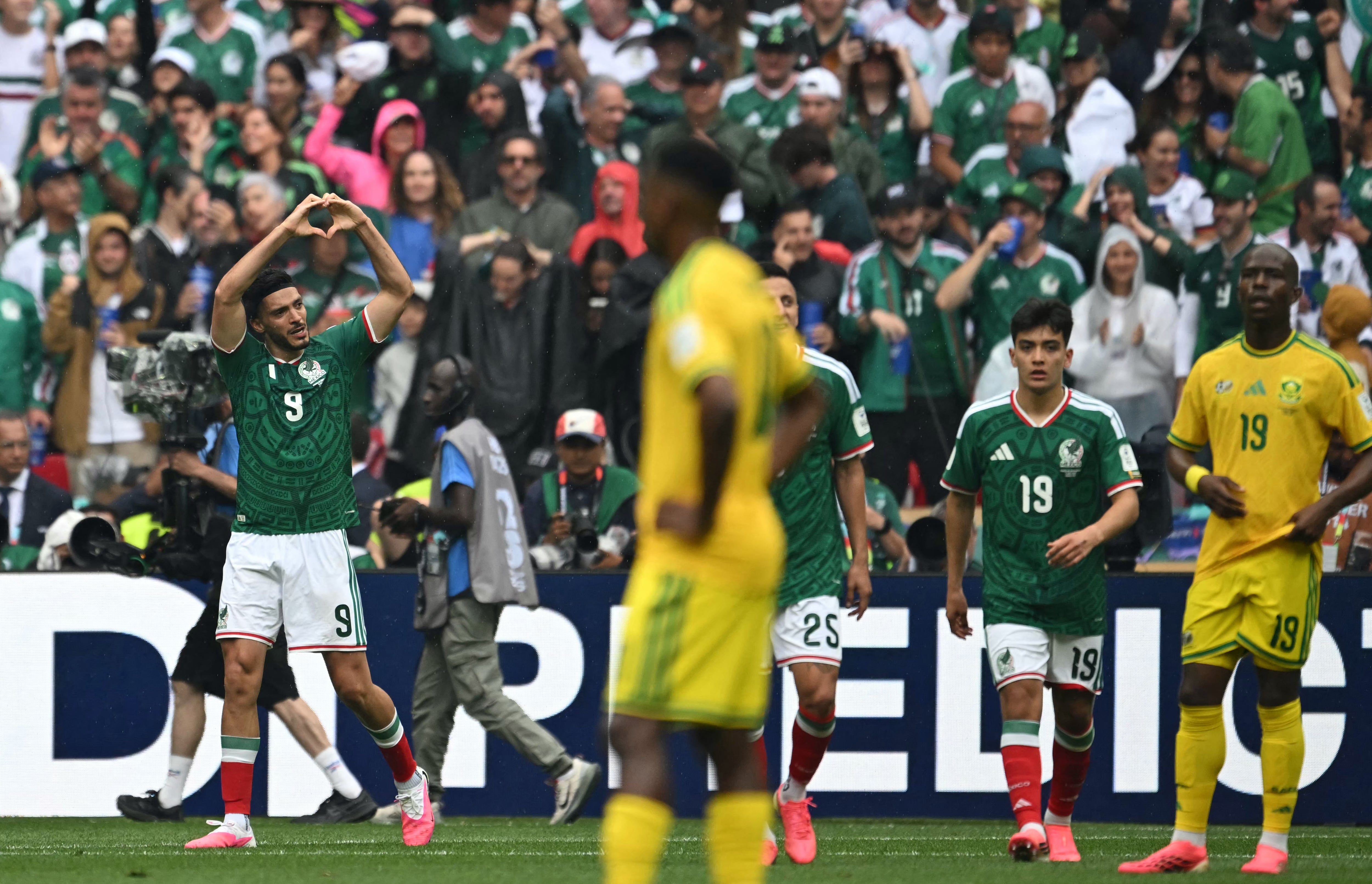El delantero mexicano Raúl Jiménez, número 09, celebra el segundo gol de su equipo durante el partido de fútbol del Grupo A del Mundial 2026 entre México y Sudáfrica en el Estadio Ciudad de México, el 11 de junio de 2026. (Foto de Yuri CORTEZ / AFP)