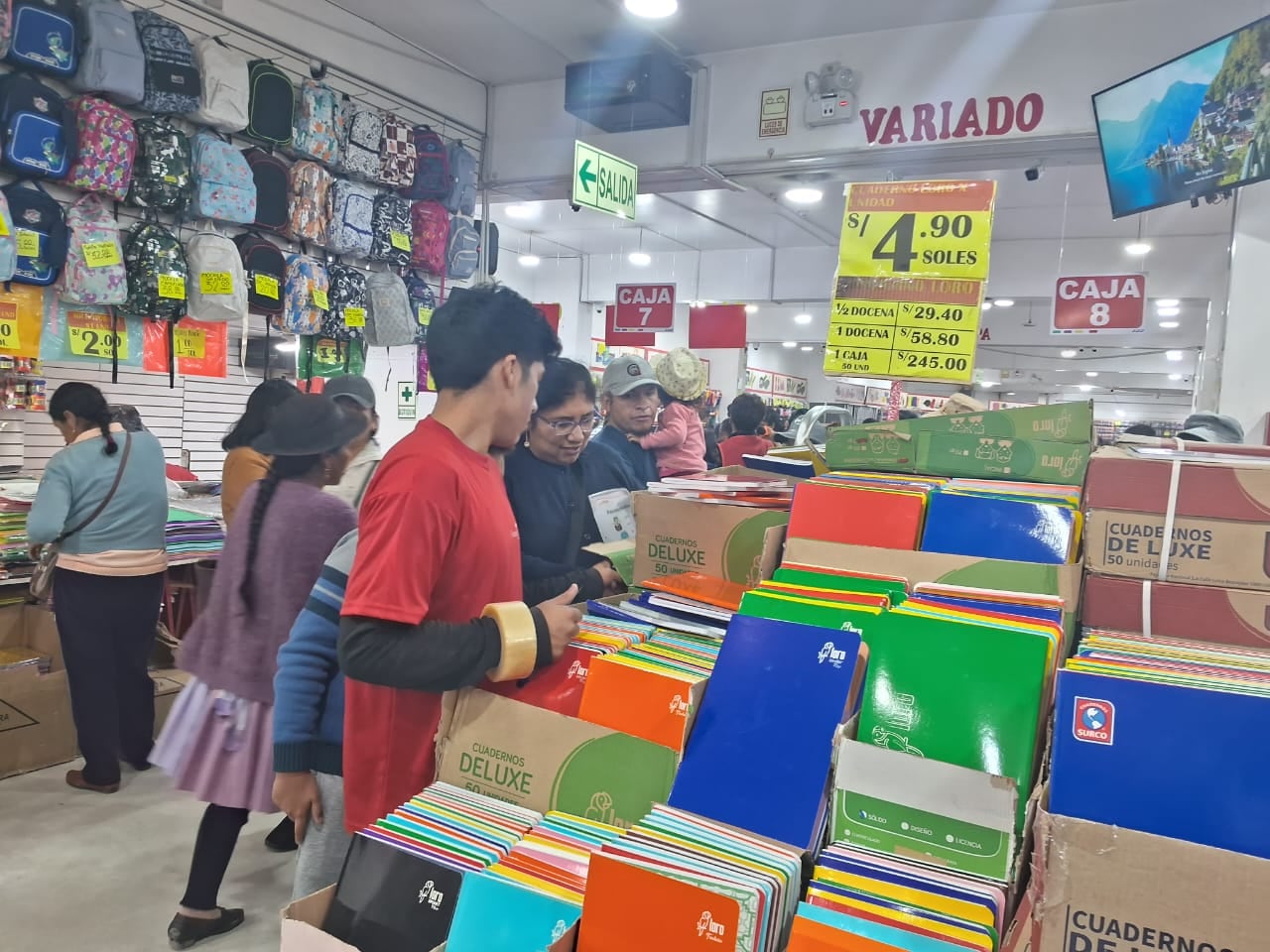 El 83% prefiere acudir a tiendas físicas para adquirir los útiles, consolidando el liderazgo del formato presencial. Foto: Andina