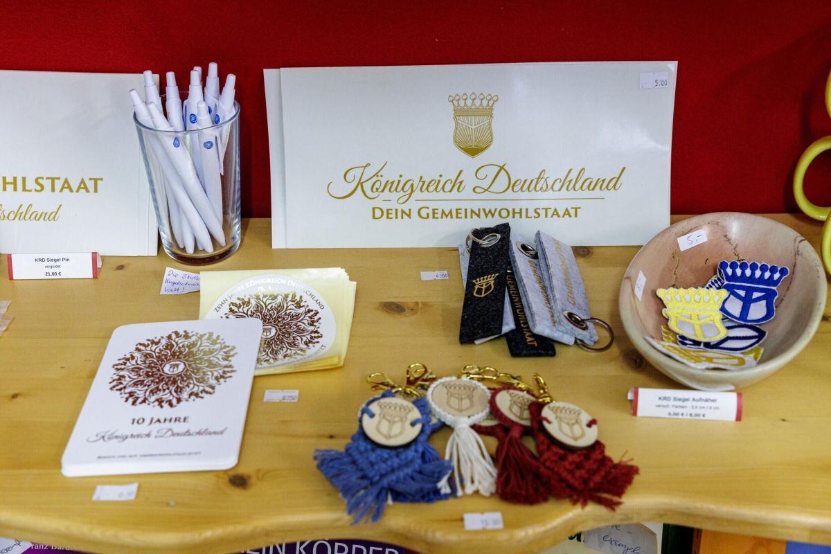 El “Reino de Alemania” fue fundado en 2012 por Peter Fitzek, 58 años, un ex profesor de karate que se autoproclamó rey en una ceremonia de coronación en la que no faltaron ni la corona ni el cetro. (Foto: AFP)