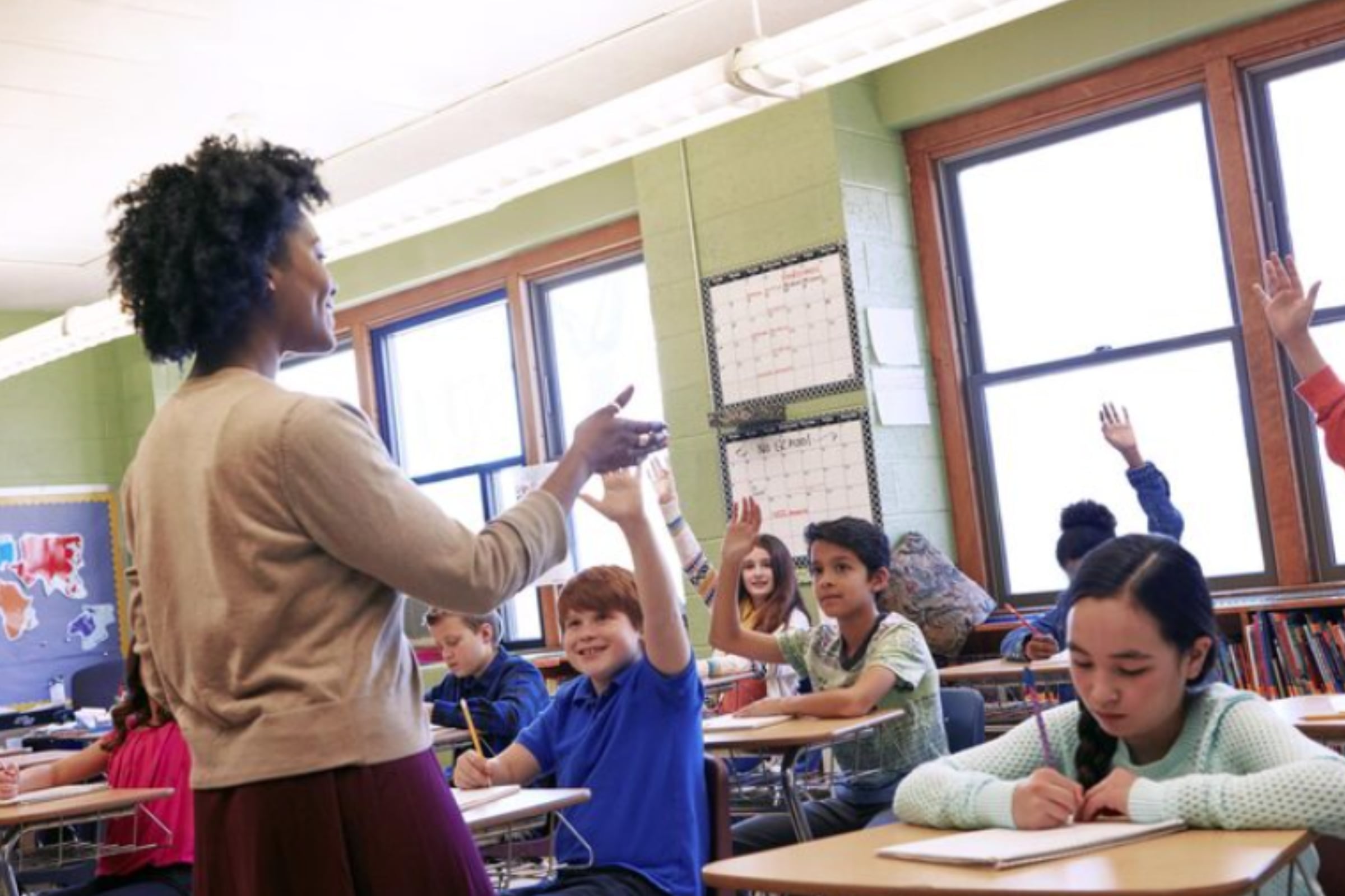 Según la normativa, la medida no obligaría a los alumnos en profesar dichos mandamientos. (Crédito: Freepik / Imagen referencial)