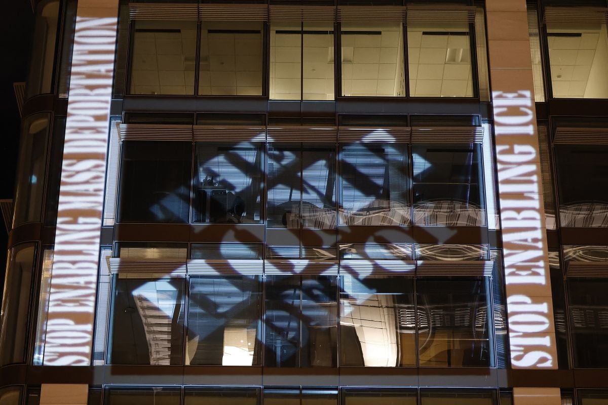 Residentes de Washington, DC, se manifiestan contra ICE, Home Depot y el presidente Donald Trump con proyecciones de luz en varios puntos del centro de la ciudad el 21 de agosto de 2025 (Foto: Paul Morigi/Getty Images para DC Community Response/AFP)
