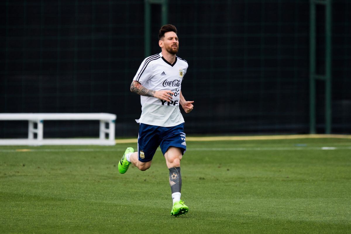 BARCELONA, ESPAÑA - 6 DE JUNIO: Lionel Messi de Argentina participa en una sesión de entrenamiento como parte de la preparación del equipo para la Copa Mundial de la FIFA Rusia 2018 en el centro deportivo FC Barcelona 'Joan Gamper' el 6 de junio de 2018 en Barcelona, España. (Foto de Alex Caparrós/Getty Images) Fotógrafo: Alex Caparrós/Getty Images Europa