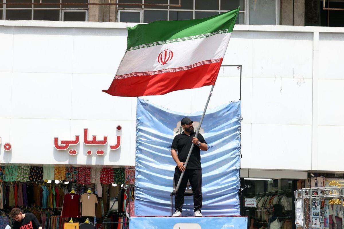 Un hombre sostiene la bandera nacional de Irán en la plaza Valiasr de Teherán, Irán, el 28 de mayo de 2026. Foto: EFE/EPA/ABEDIN TAHERKENAREH