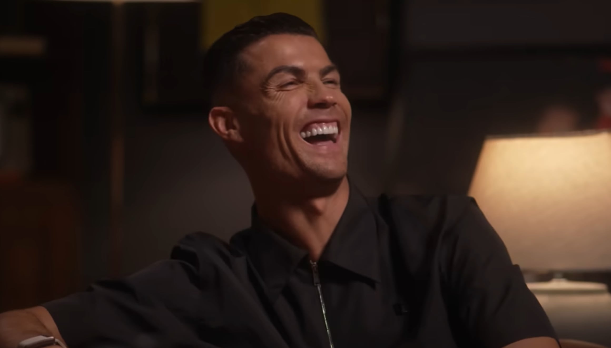 Cristiano Ronaldo riéndose en uno de sus videos (Foto: UR · Cristiano / YouTube)