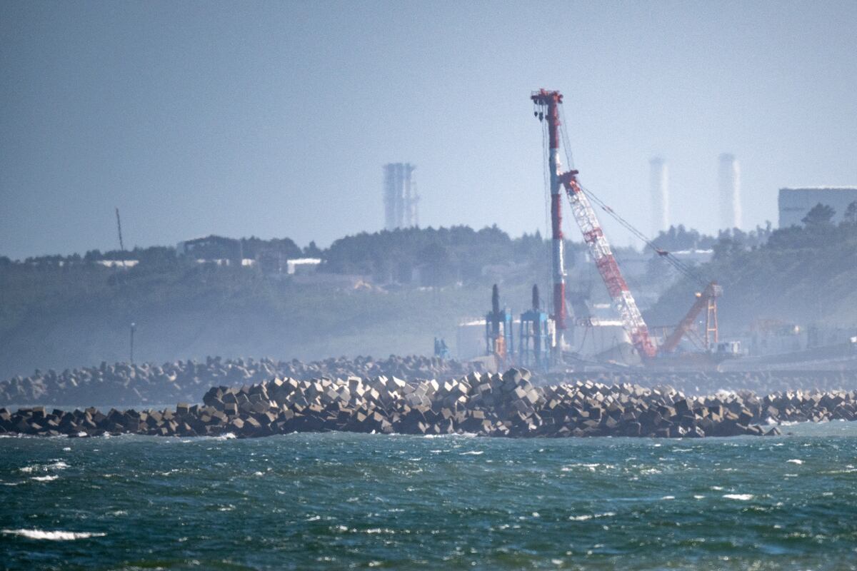 Agua es tratada mediante un complejo sistema de filtrado que elimina la mayor parte de los elementos radiactivos nocivos, menos el tritio, antes de su almacenamiento en tanques para ser vertida. (Foto de Philip FONG / AFP)