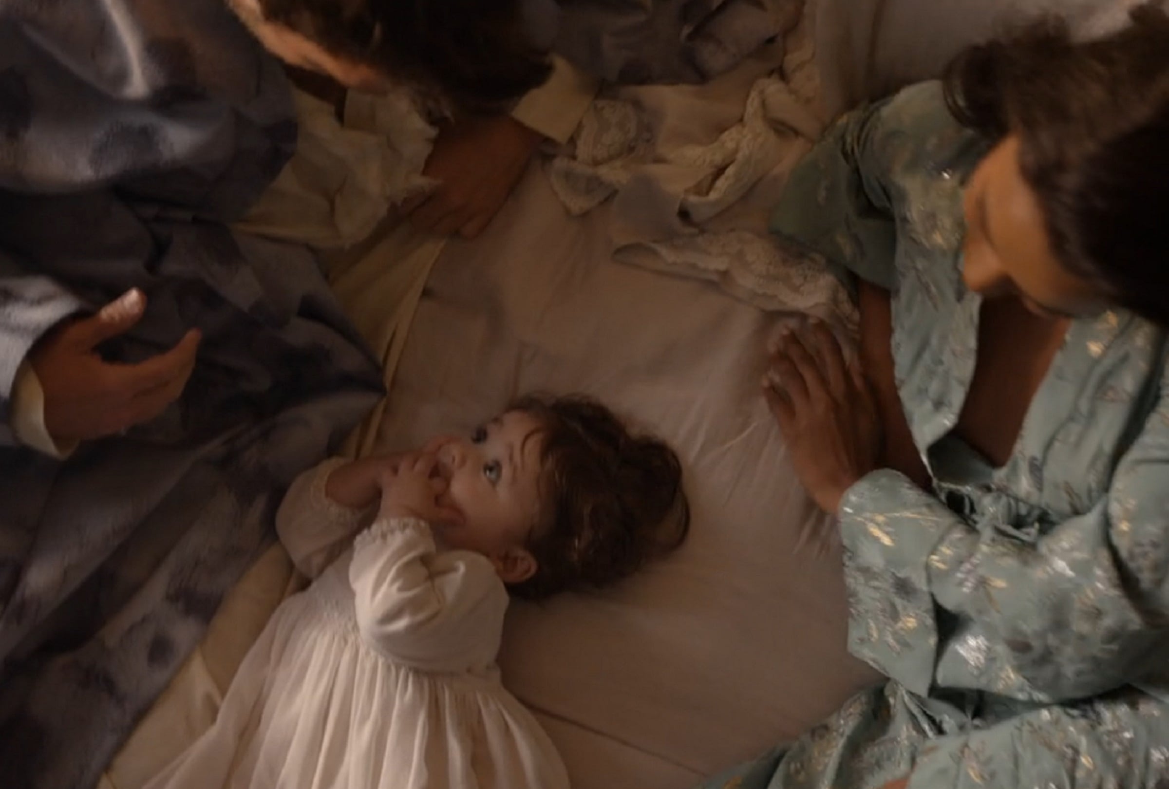 Anthony (Jonathan Bailey) y Kate (Simone Ashley) aparecerán en la segunda parte de la cuarta temporada de "Bridgerton" junto a su bebé (Foto: Netflix)