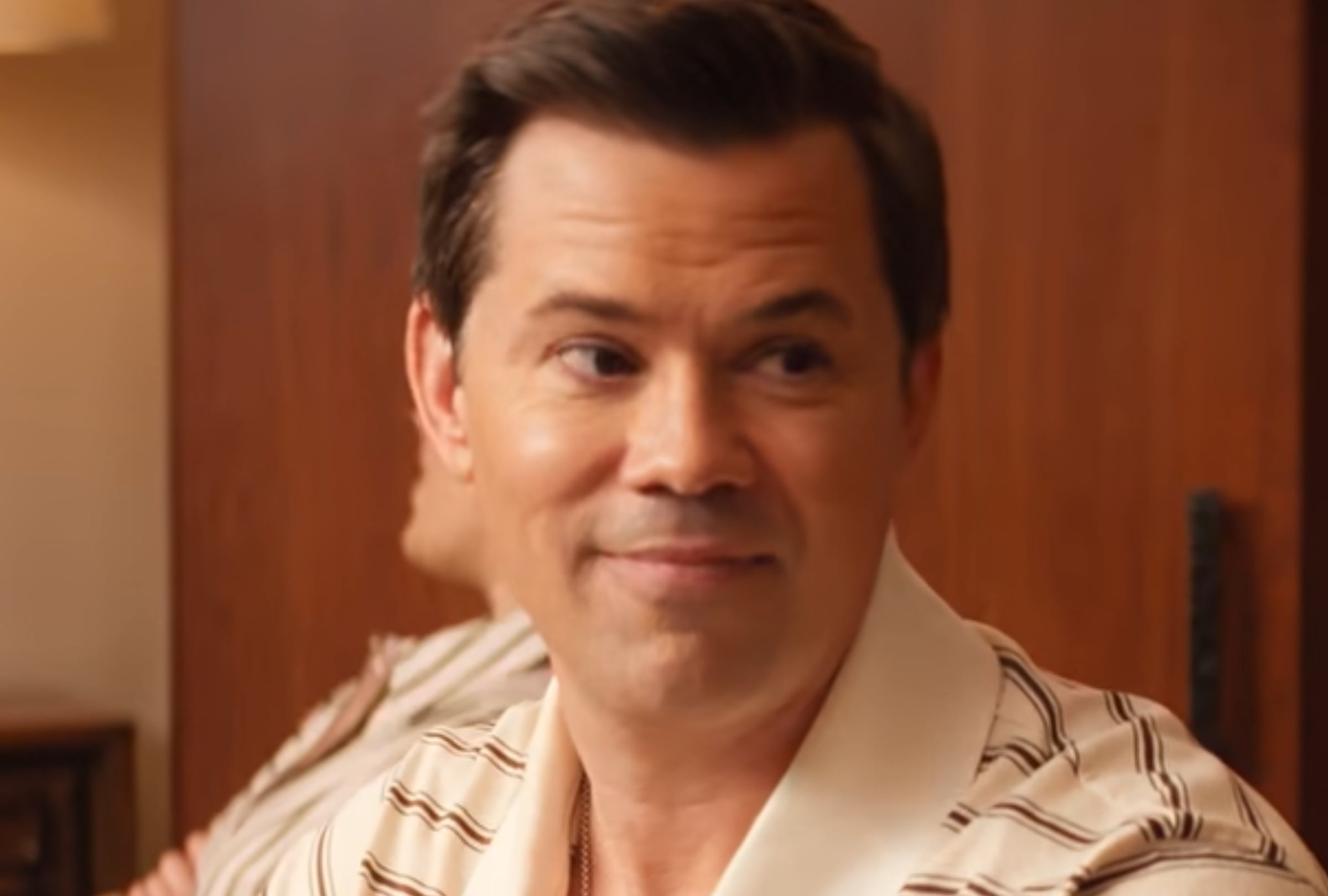 Andrew Rannells como Sebastien en una escena de la tercera temporada de la serie "Nobody Wants This" (Foto: 20th Television / 3 Arts Entertainment / Steve Levitan Productions / Netflix)