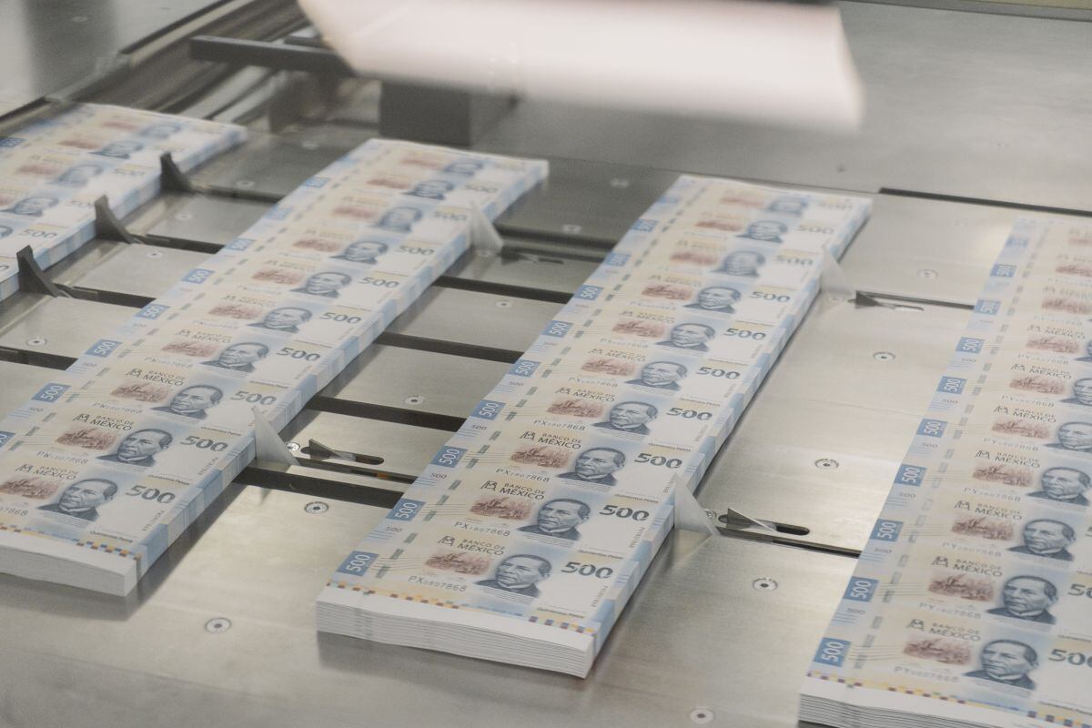 Pilas de billetes de 500 pesos mexicanos en una cinta transportadora en la imprenta del Banco de México en la Ciudad de México. Fotógrafo: Jeoffrey Guillemard/Bloomberg