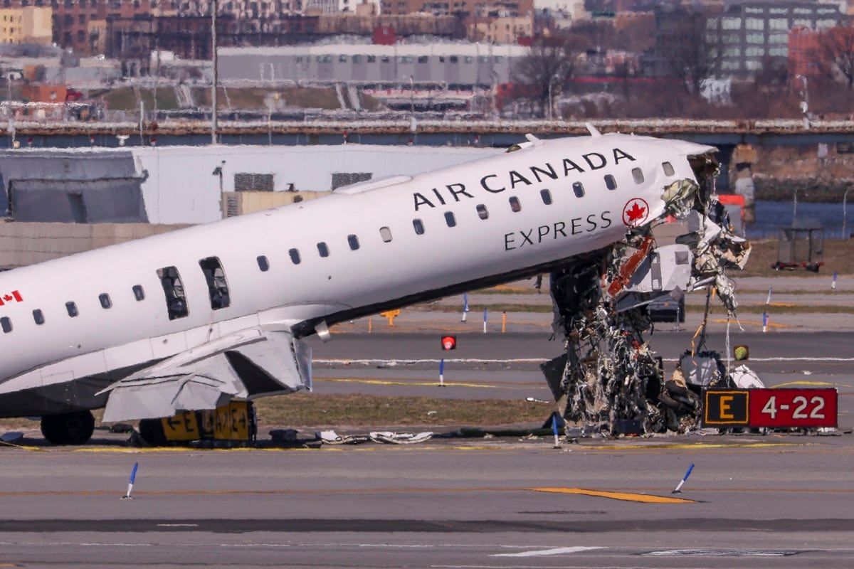 El avión dañado de Air Canada se ve en la pista del Aeropuerto Internacional LaGuardia un día después del incidente ocurrido en el distrito de Queens de Nueva York, Nueva York, EE. UU., el 24 de marzo de 2026. (EFE/EPA/SARAH YENESEL)
