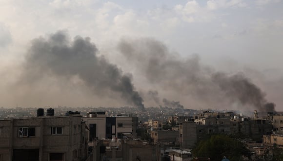 El humo se eleva tras los ataques israelíes en la ciudad de Rafah, en el sur de la Franja de Gaza, el 28 de mayo de 2024, en medio del conflicto en curso entre Israel y el grupo militante palestino Hamas. (Foto de Eyad BABA / AFP)