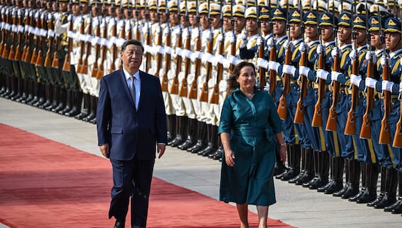 El presidente de China, Xi Jinping, y su homóloga de Perú, Dina Boluarte. (Foto: EFE)