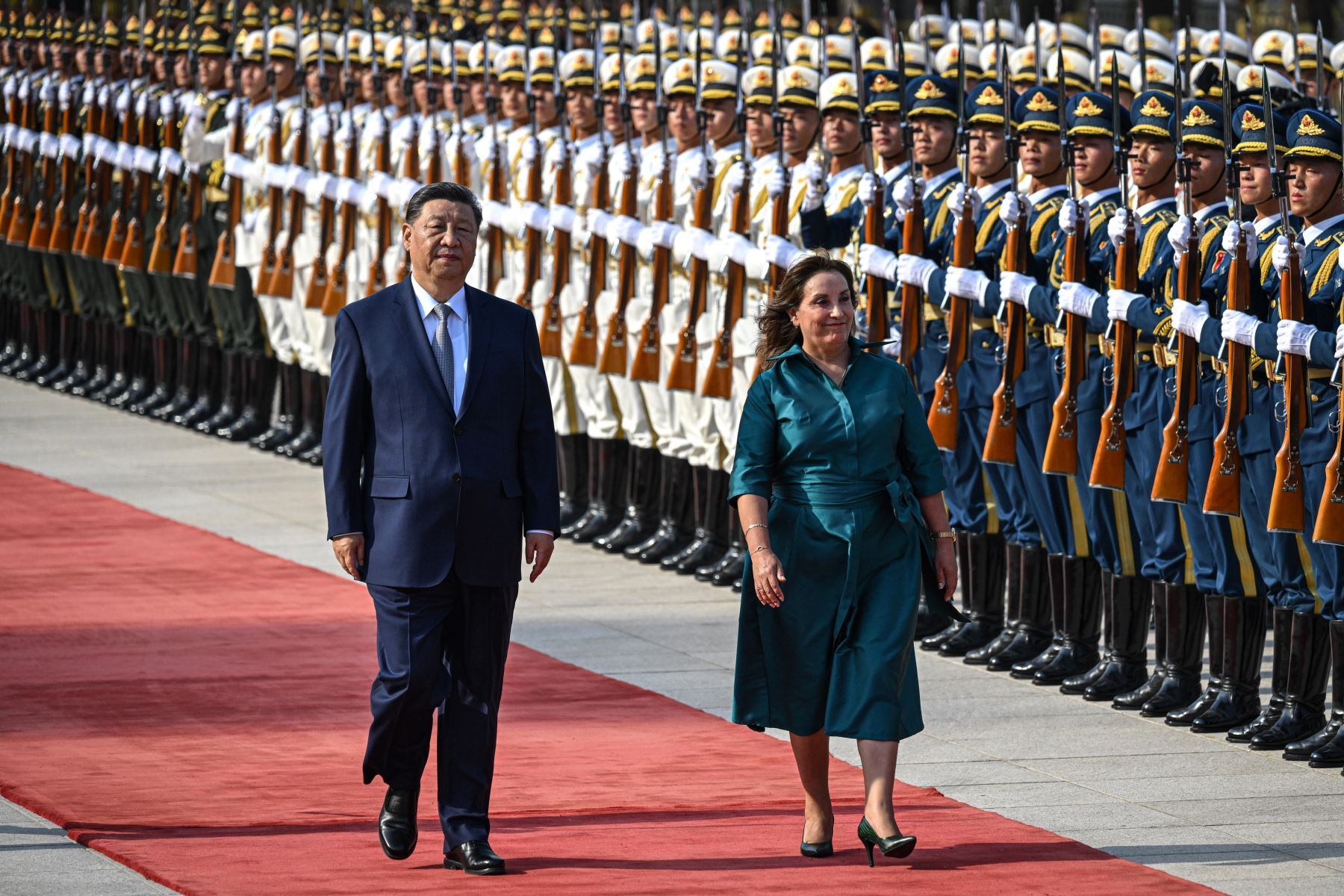 El presidente de China, Xi Jinping, y su homóloga de Perú, Dina Boluarte. (Foto: EFE)