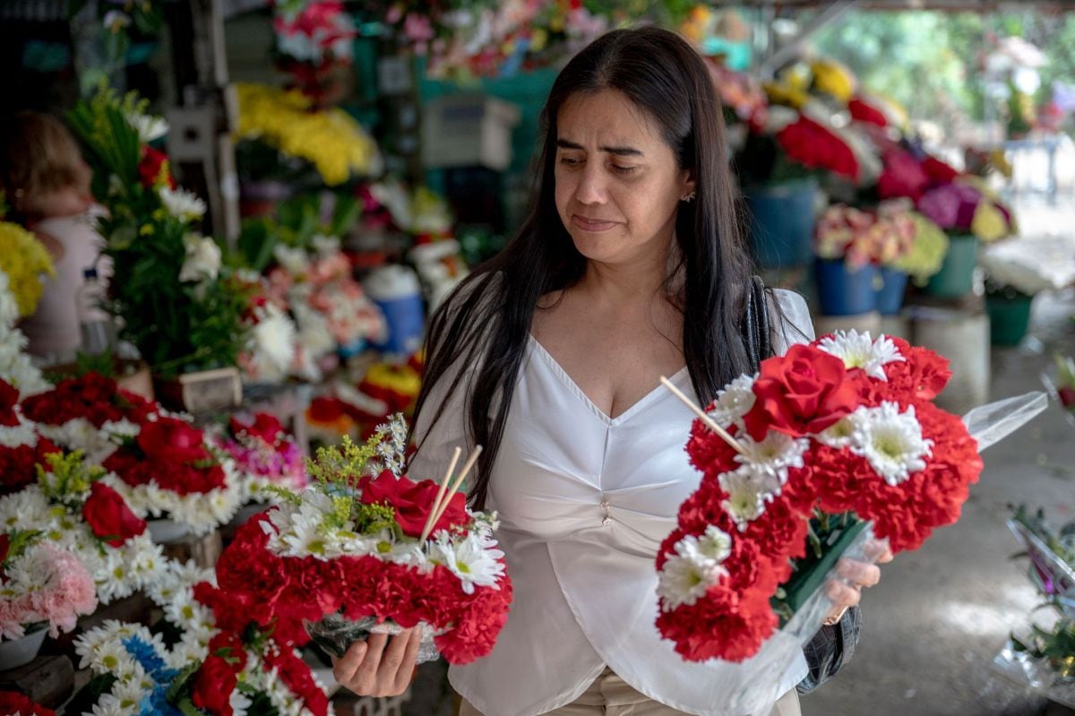 Karina Ovalles, en la entrada del cementerio donde está enterrado su hijo Cristhian.