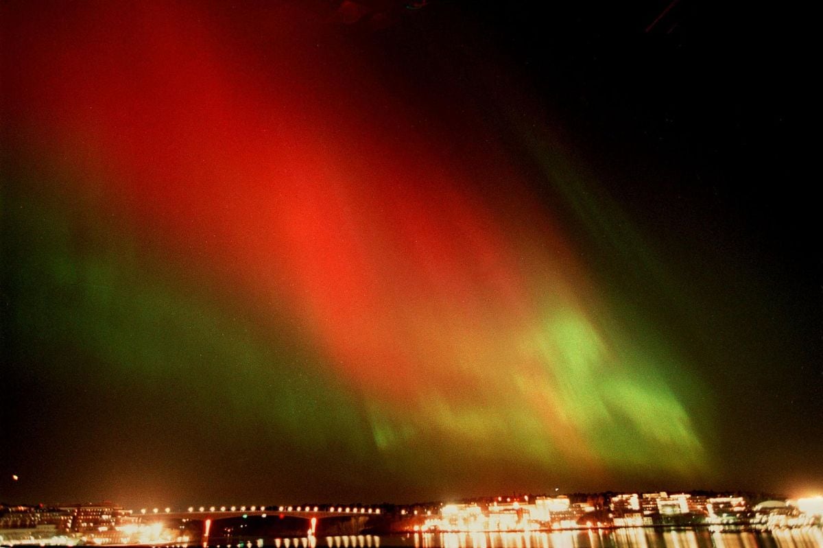 Los rayos de una aurora boreal iluminan el cielo sobre la ciudad de Estocolmo a las 23:05 hora local (21:05 GMT) del jueves 6 de abril de 2000 por la noche (Foto: Jan E. Carlsson / Scanpix Suecia / AFP)