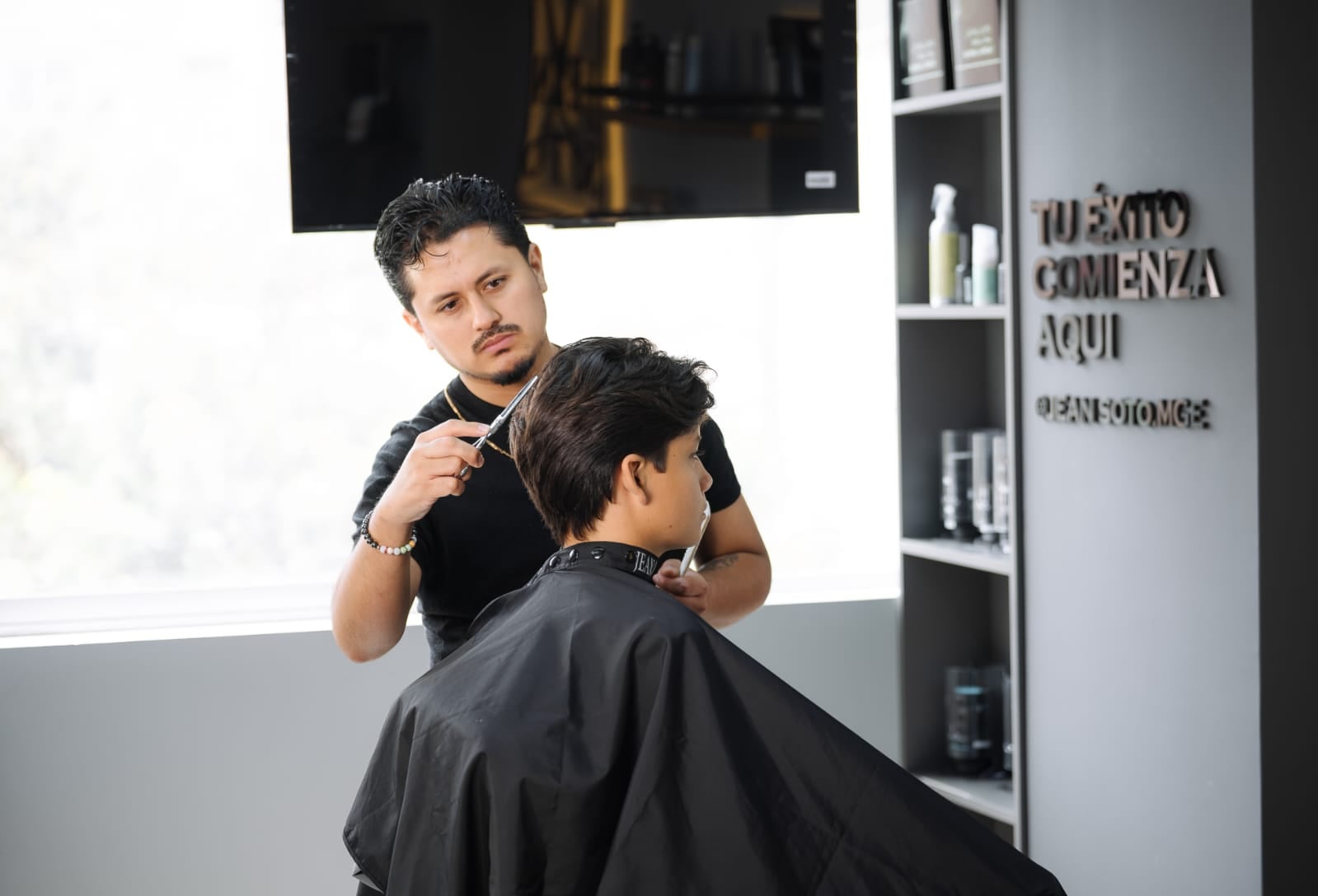 Para Jean Soto, la creciente exposición en redes sociales y eventos familiares ha impulsado una mayor preocupación de los hombres por su imagen personal. Eso se ve reflejado en la afluencia de su local en Miraflores. (Foto: Jean Soto)