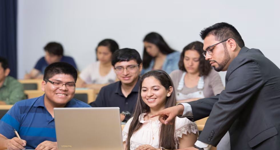 La educación debería funcionar como escalera no porque acumule años de escolaridad, sino porque acumula capacidades. (Foto: Cortesia)
