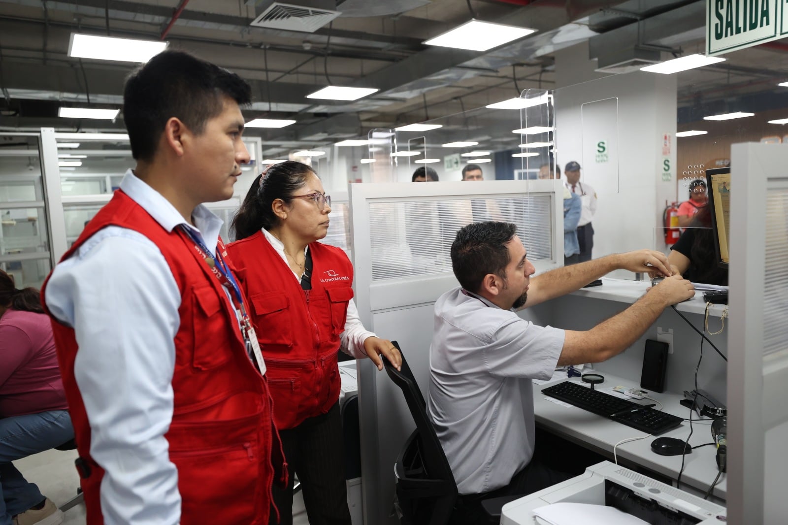 Como parte de estas acciones, personal de la Contraloría realizó visitas inopinadas a diversas sedes de Reniec. Foto: Contraloría.