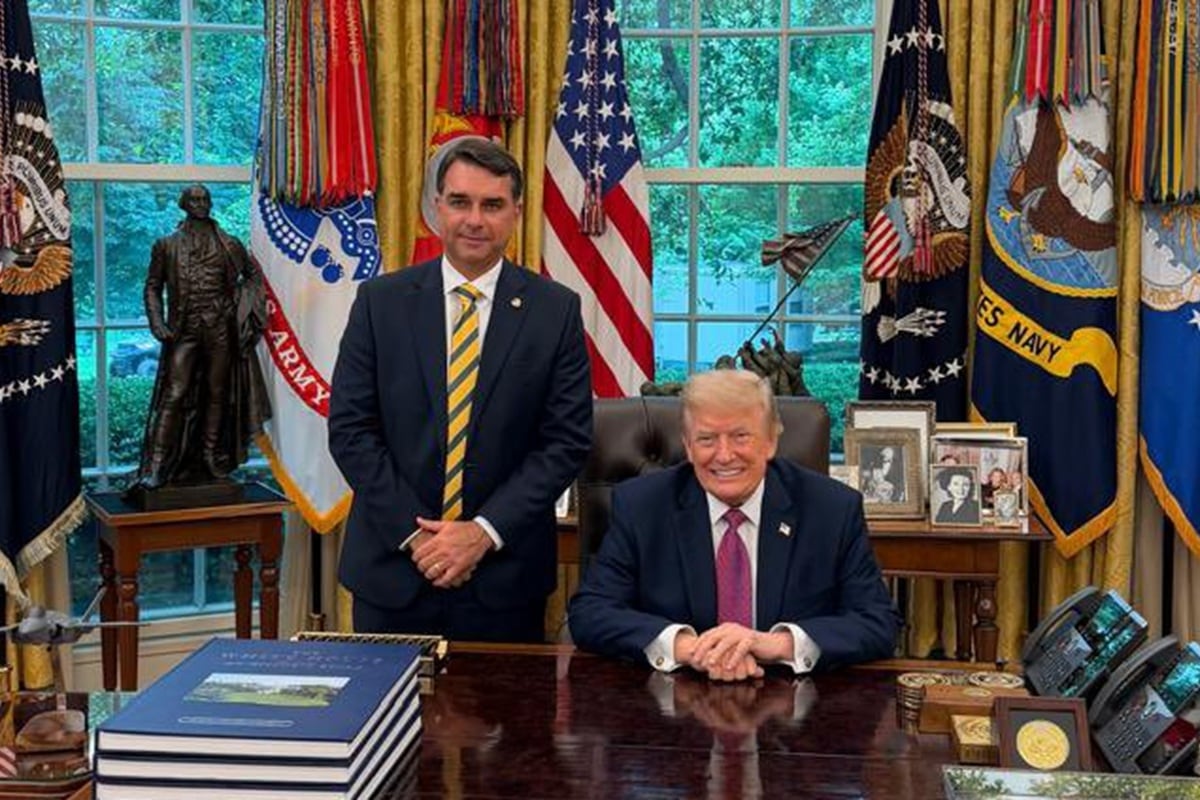 El senador derechista brasileño Flávio Bolsonaro junto al presidente de Estados Unidos, Donald Trump, en el despacho oval de la Casa Blanca en Washington, el 26 de mayo de 2026. (X @FlavioBolsonaro / EFE)