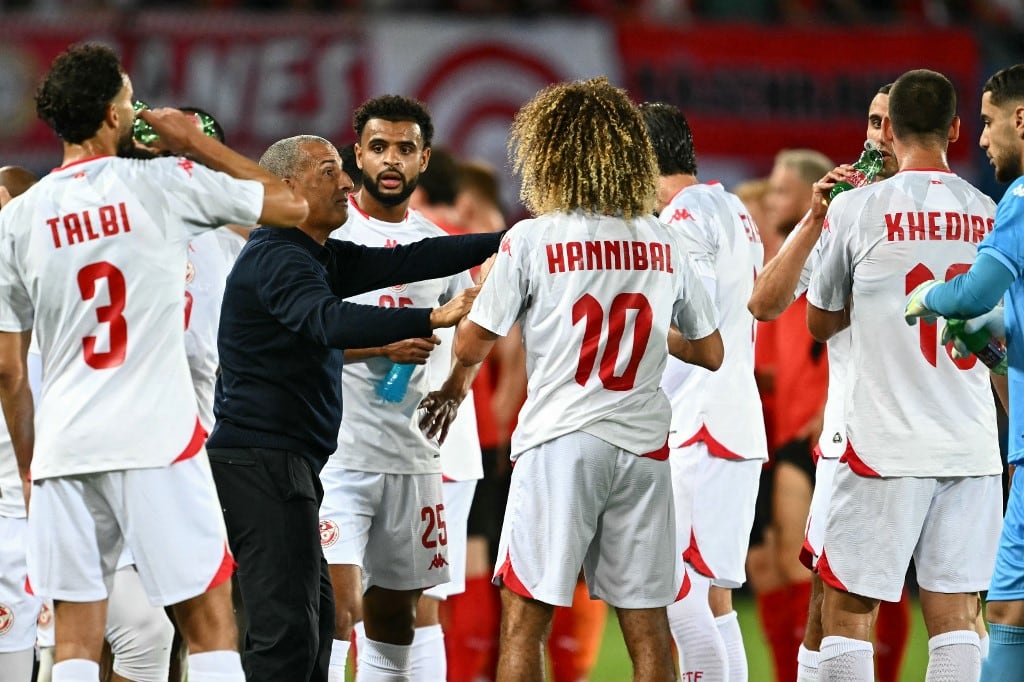 El seleccionador francés de Túnez, Sabri Lamouchi, habla con sus jugadores durante la pausa para hidratación en el partido amistoso de fútbol entre Austria y Túnez, disputado en Viena, Austria, el 1 de junio de 2026, previo al Mundial de Fútbol de 2026. (Foto de Joe Klamar / AFP)