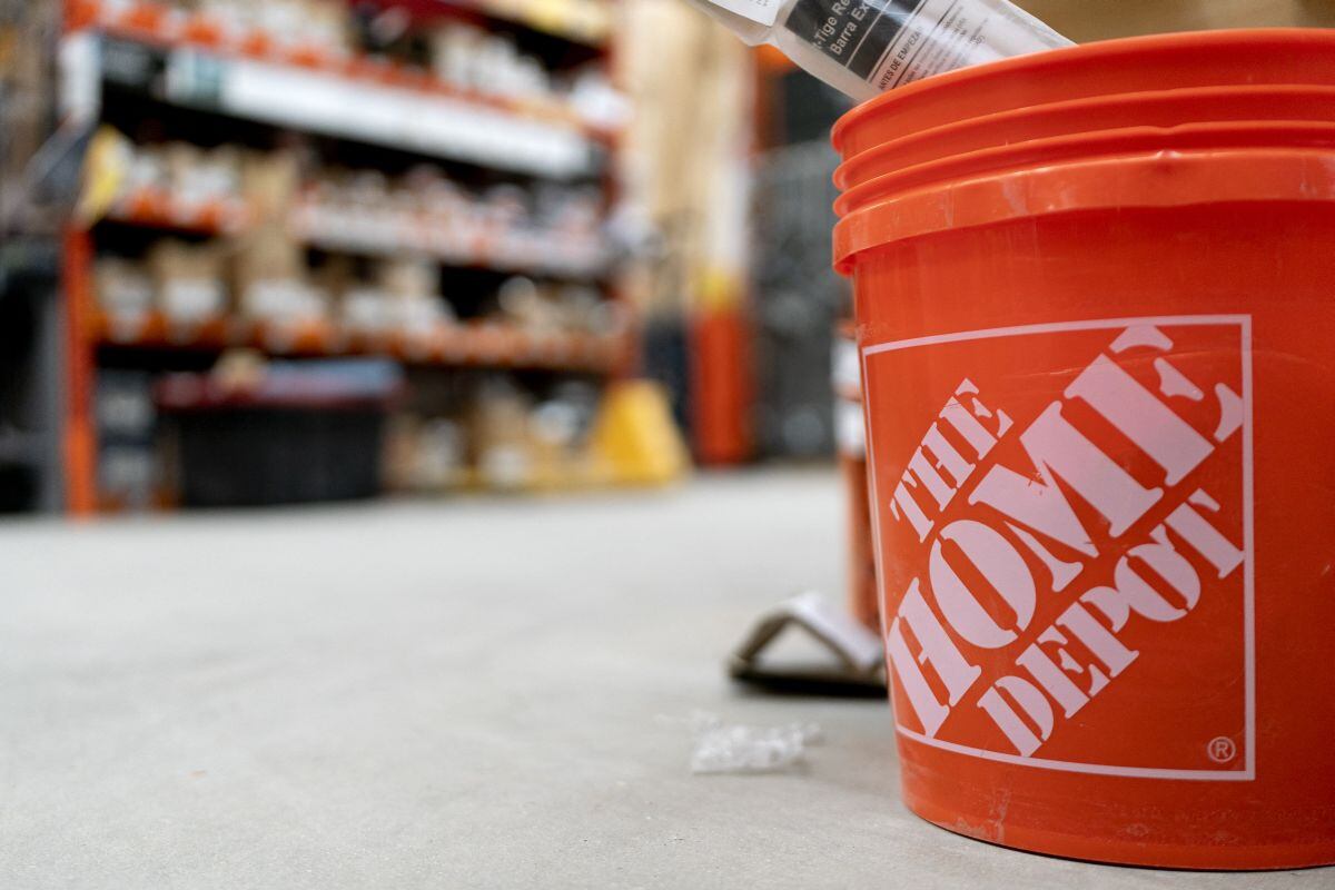 Un cubo con el logotipo de Home Depot se encuentra en una tienda Home Depot en College Park, Maryland, el 22 de febrero de 2022 (Foto: Stefani Reynolds / AFP)