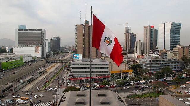 Fitch y sus advertencias al Perú tras pasar el “techo” del déficit fiscal