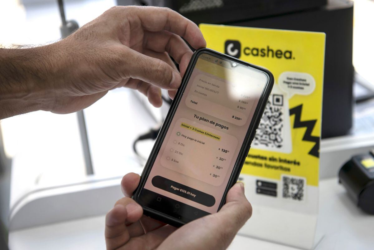 Un cliente utiliza la aplicación Cashea para realizar una compra en Venelectronics el 24 de noviembre.