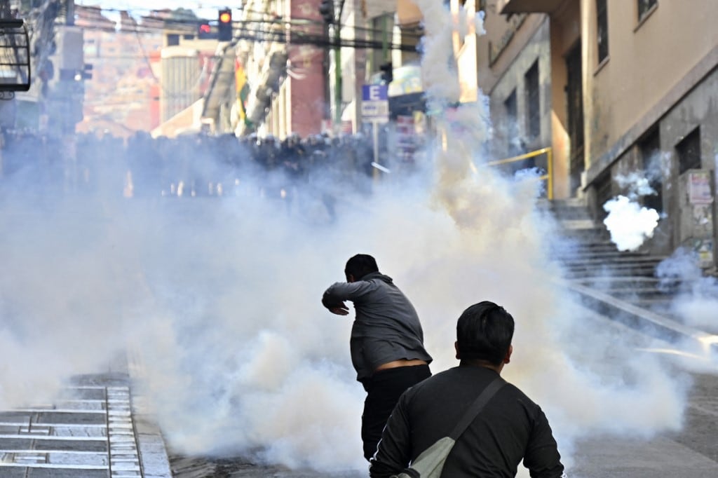 Policía antidisturbios lanza gases lacrimógenos contra manifestantes durante una protesta que exige la renuncia del presidente boliviano Rodrigo Paz, en La Paz, el 18 de mayo de 2026. (Foto de Aizar RALDES / AFP)