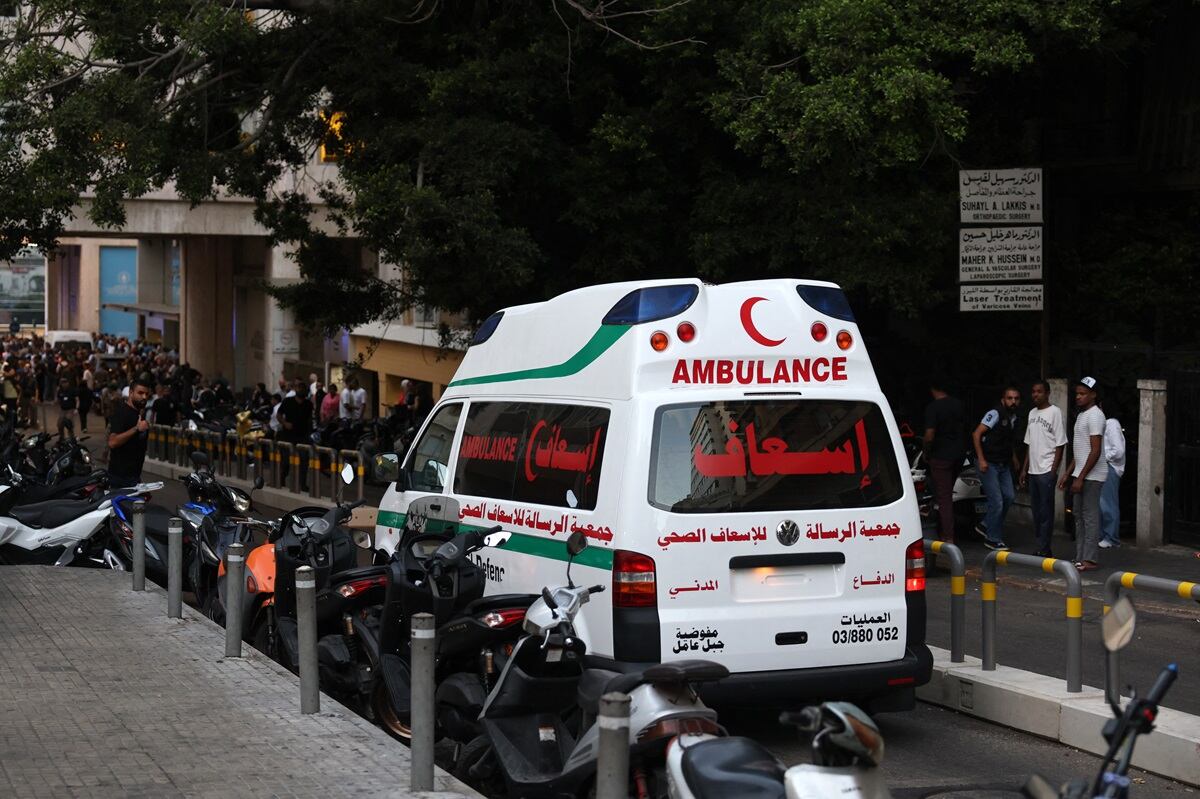 Una ambulancia traslada a personas heridas al Centro Médico de la Universidad Americana de Beirut, el 17 de septiembre de 2024, después de que se produjeran explosiones en varios bastiones de Hezbolá en el Líbano. (Foto de ANWAR AMRO / AFP)