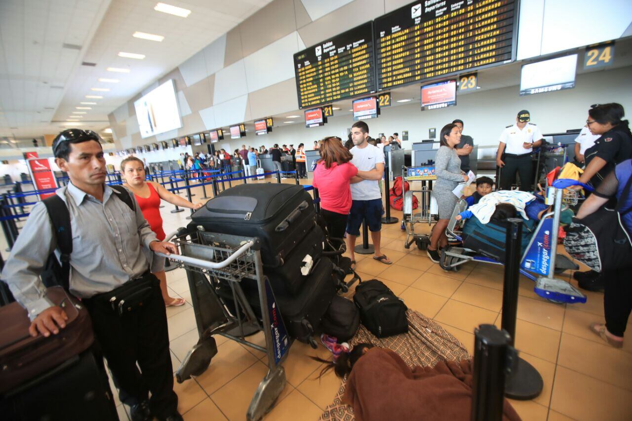 Miles de pasajeros se han visto afectados por la cancelación y reprogramación de vuelos. (Foto: GEC)