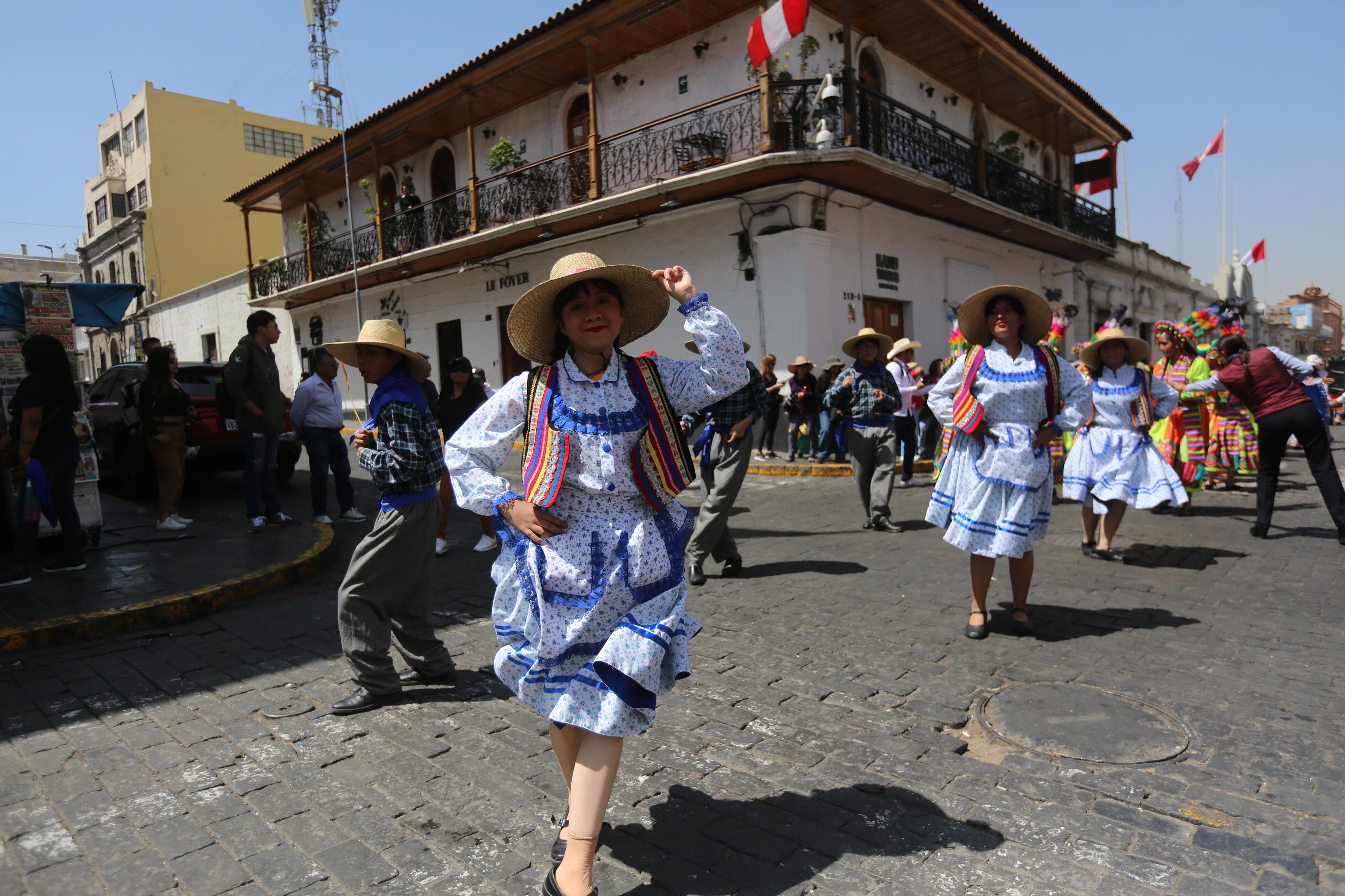 Pasacalle en el Centro Histórico de Arequipa. Foto: Leonardo Cuito. GEC