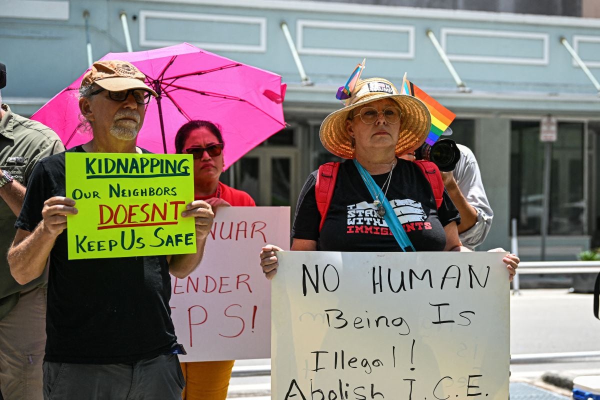 Manifestantes se congregan frente a la Corte Federal de Miami exigiendo se cumpla con la orden judicial que impide la aplicación de una nueva ley de inmigración. (Foto de CHANDAN KHANNA / AFP)