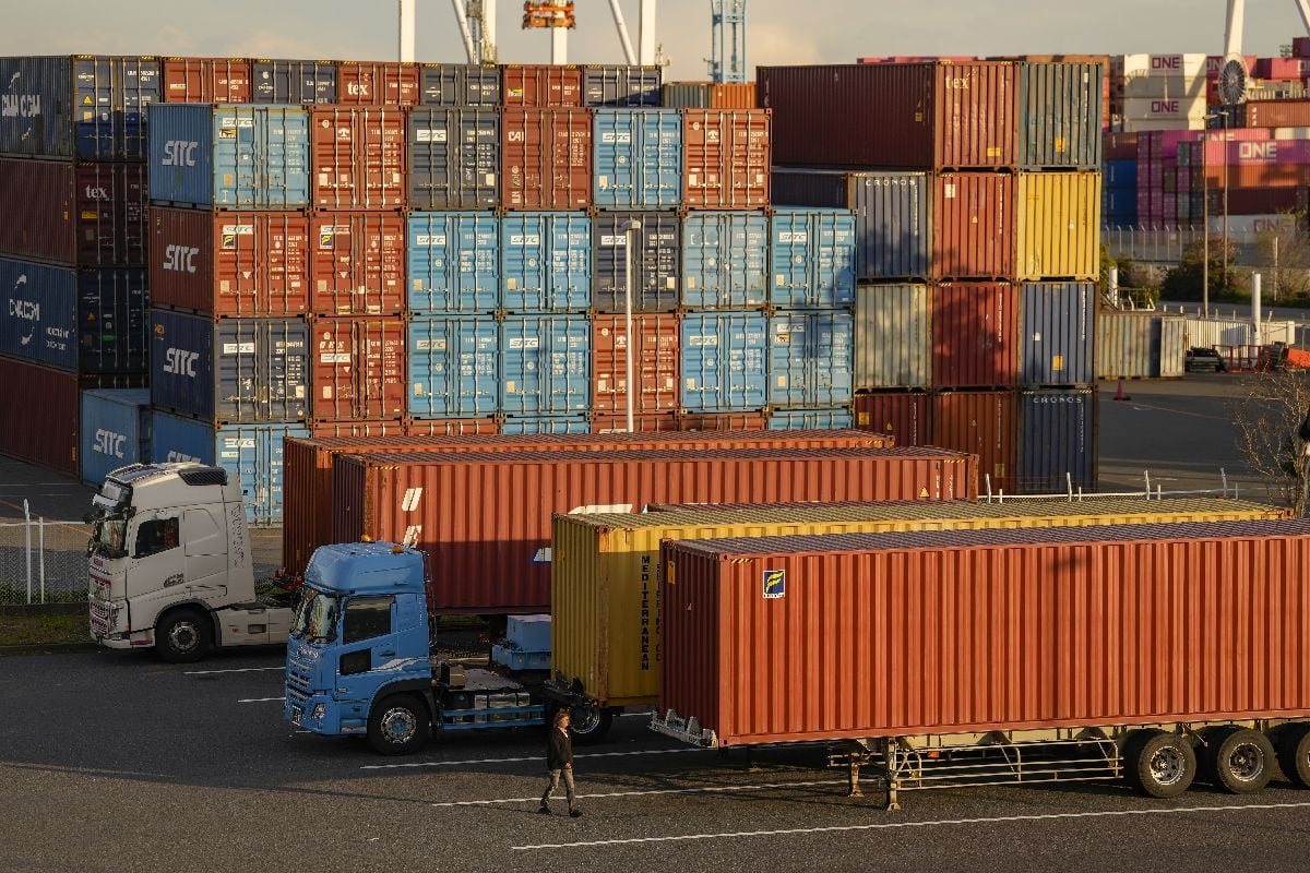 Contenedores junto a grúas pórtico en una terminal de carga en Yokohama, Japón, el martes 15 de abril de 2025. Fotógrafo: Toru Hanai/Bloomberg