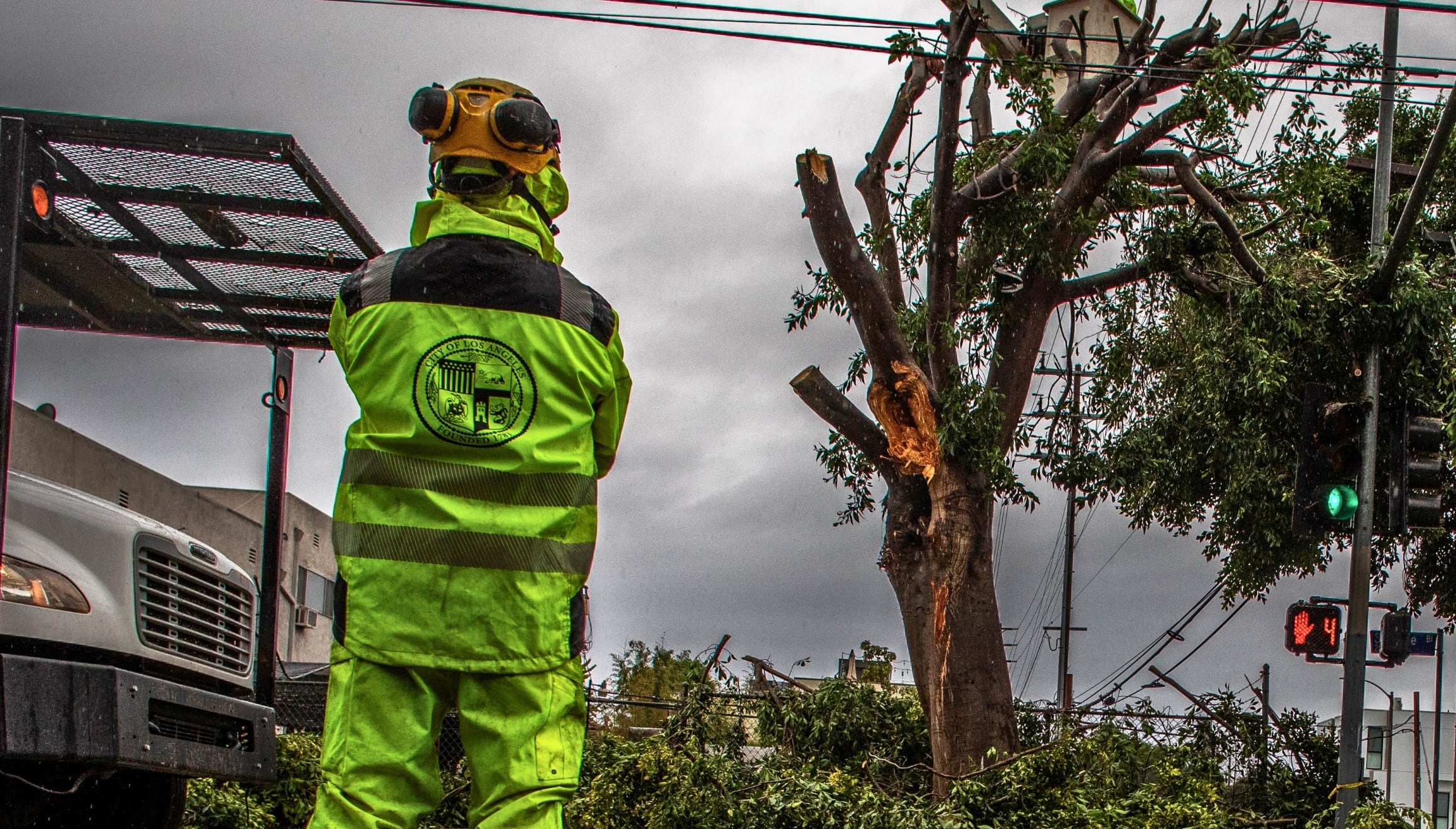 Un trabajador en las calles de Los Ángeles (Foto: AFP)